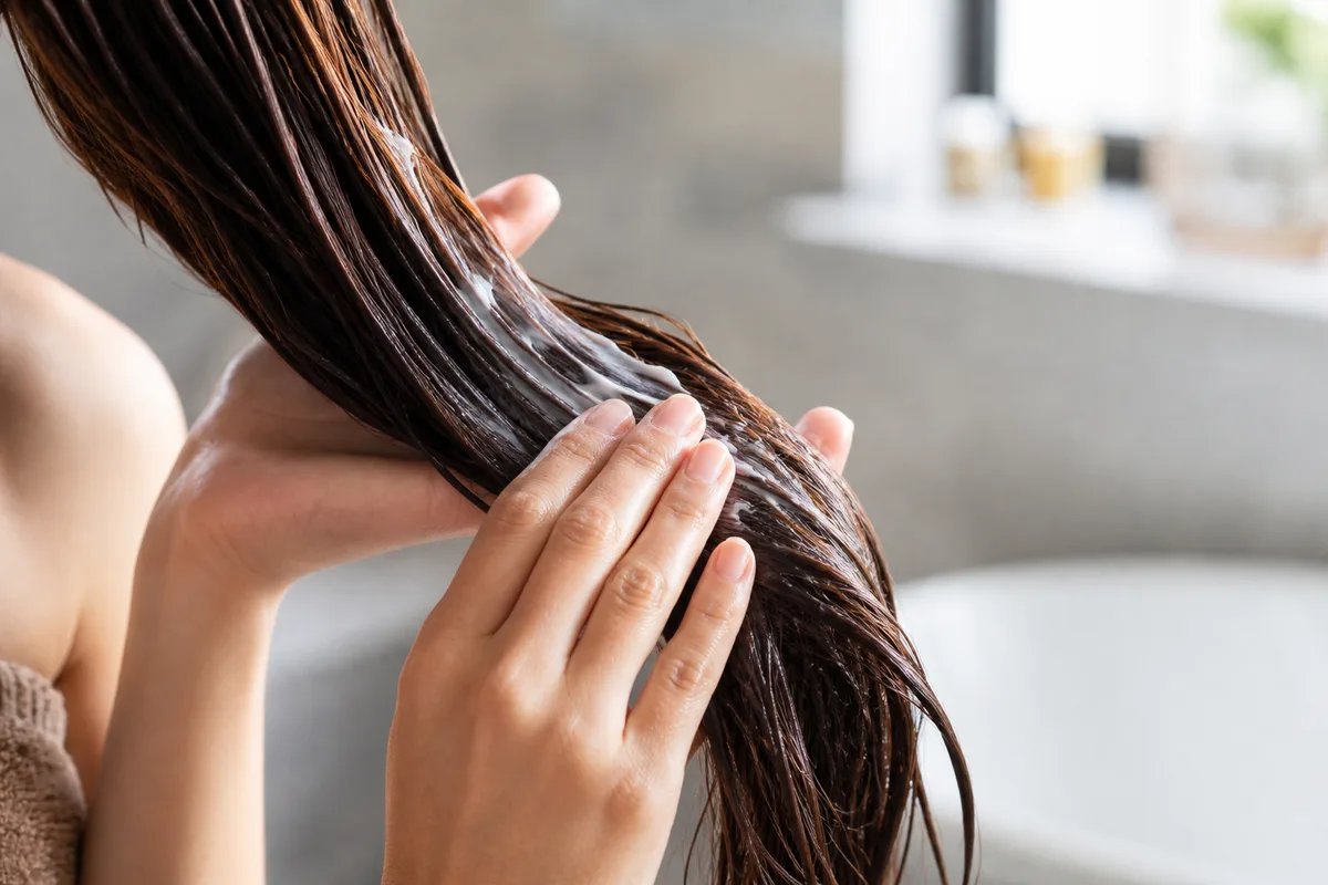 Application d&rsquo;un masque naturel sur des longueurs de cheveux
